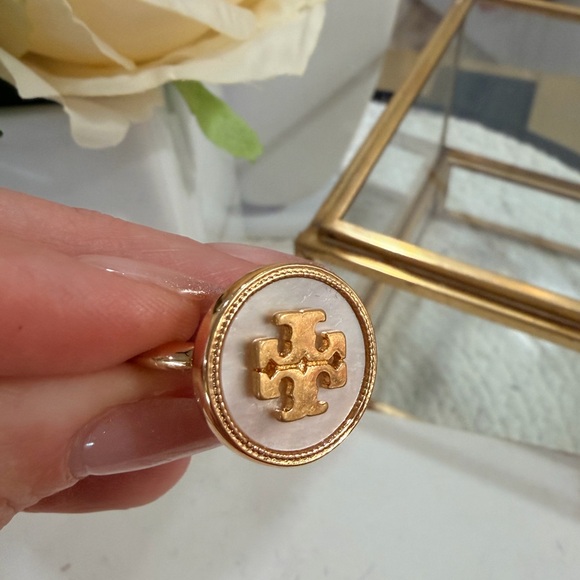 Tory Burch ICON Gold Mother of Pearl CIRCLE Ring - NWT/Dust Bag size 8 - Picture 3 of 7
